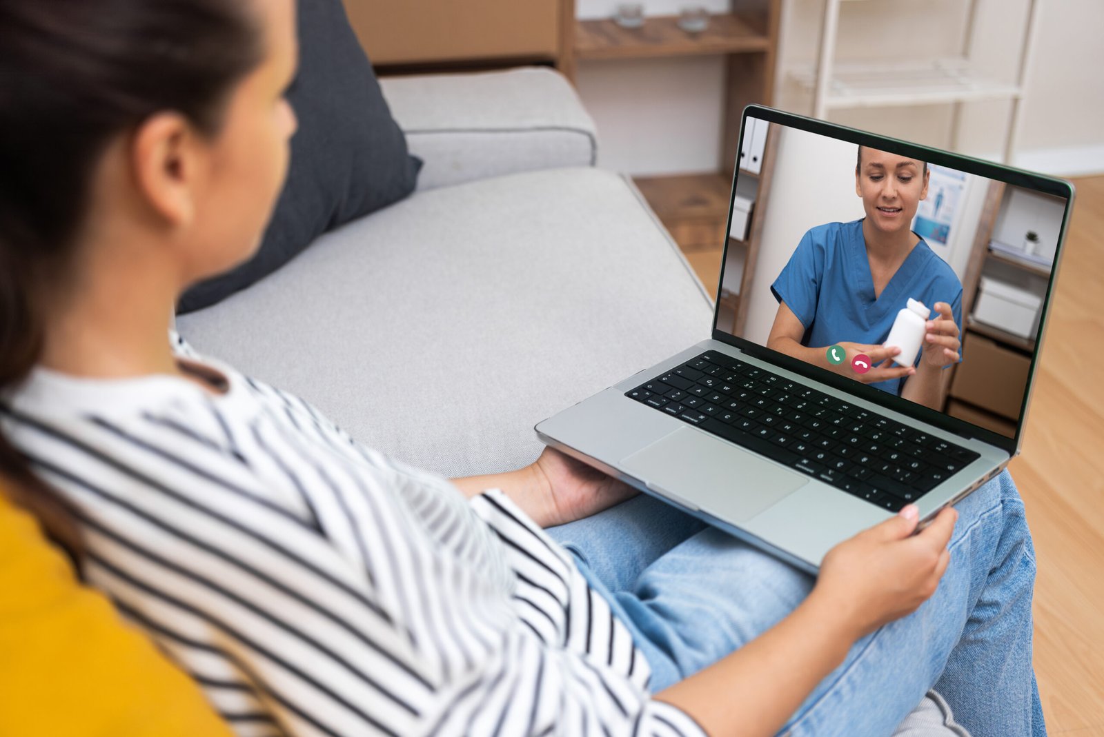 Frau spricht per Laptop mit einer medizinischen Fachperson, die eine Medikamentenflasche zeigt